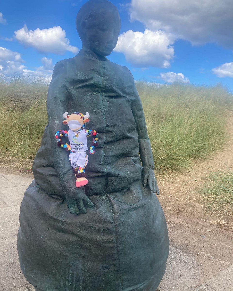 Cbrooke_Inf's tweet photo. More art for Perry to see. It’s called “conversation piece”, 22 life sized figures who look like they are deep in conversation. #publicart #sculpture #juanmuñoz #perrythebullvisitedourschool #perrythebullonholiday #B2022 #perrythebull #beachday https://t.co/OpIlU1P0xq