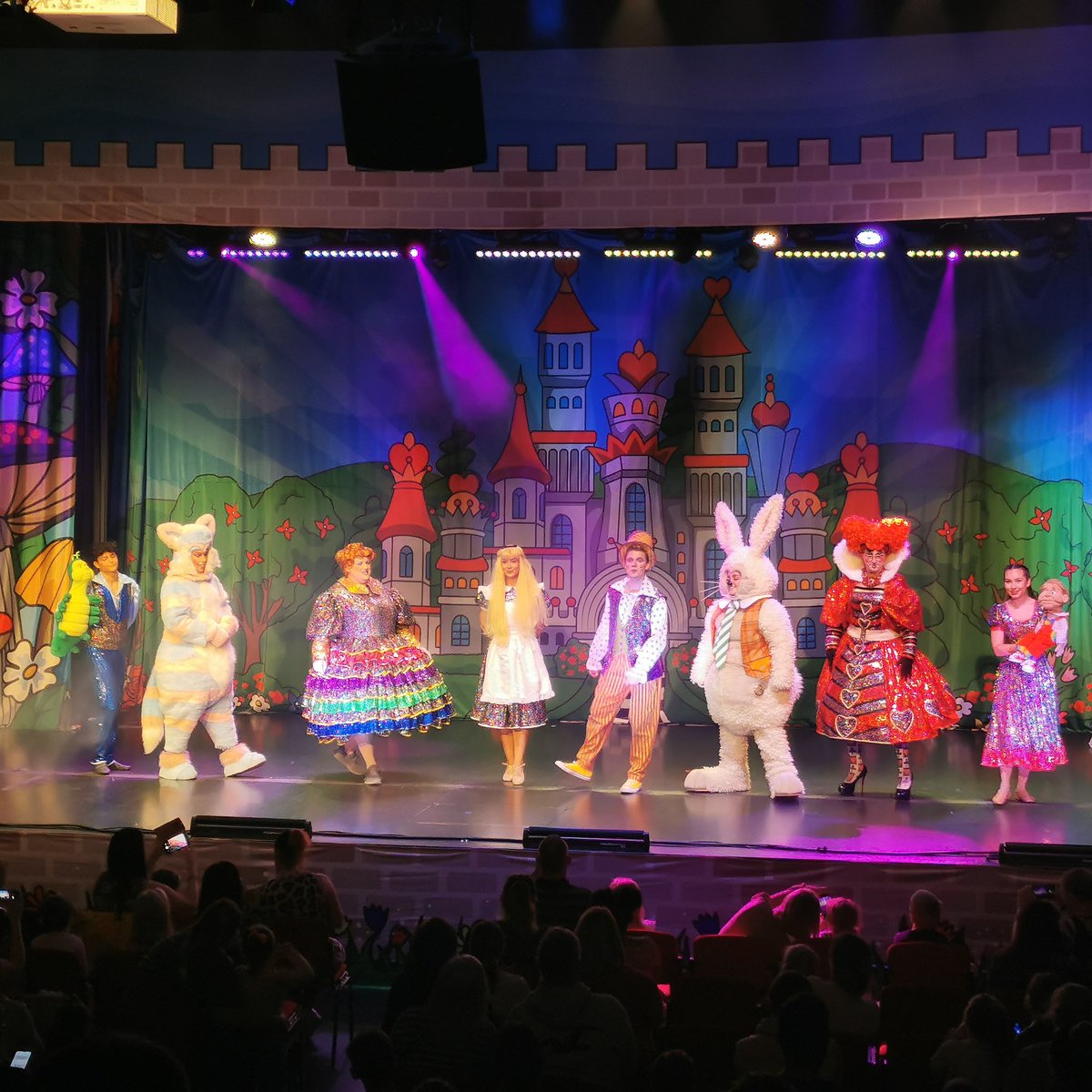 twobuzzybees's tweet photo. what a great pantomime -  we loved it! 😁
N &amp; J 🐝🐝
#pantomime #romilytheatre #theatre #twins #AliceInWonderland #twobuzzybees #twinning https://t.co/8GSFyWvUZa