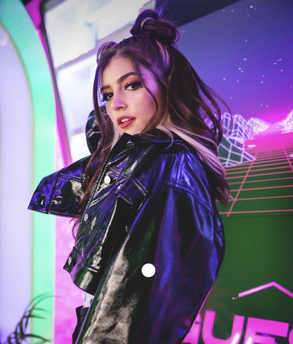 Chrissy Costanza tweet media