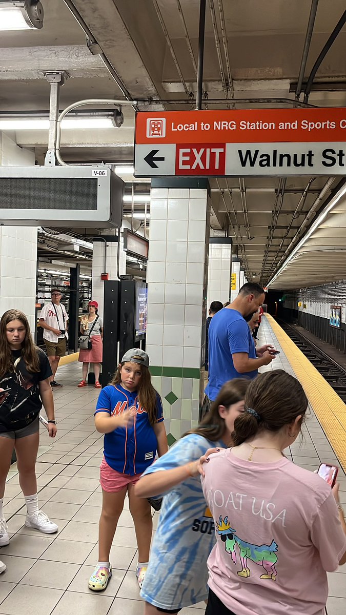 pilot_ref's tweet image. Greetings @SEPTA_BSL
Been at Walnut–Locust for 15 minutes and the only southbound train that came through had the lights off, stopped momentarily, then continued south. Platform getting busy