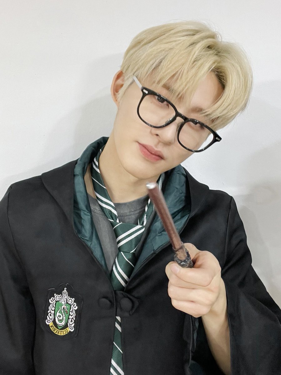 khb131_Global's tweet photo. [UNIVERSE] 220822 🐥🌐 💌
해리포터를 안 봐서 하는 말인데 원래 넥타이를 그냥 목에다 냅다 거는게 맞습니까?

#HANBIN #비아이 #BI @shxx131bi131 https://t.co/me7yeAfDKX