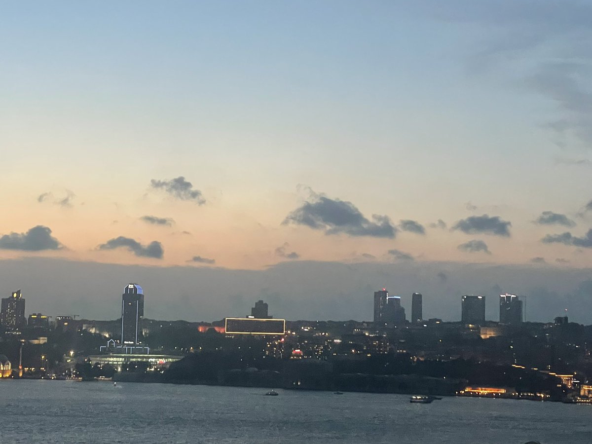 alisamioglu's tweet photo. @IBBcozummerkezi Aylardır şehrin simgesi sarayın karanlıkta kalma sebebi nedir? @istanbulbld https://t.co/3OPTeNDZks