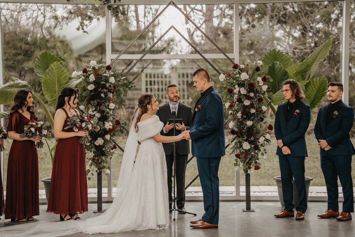 lilGUBES's tweet photo. This was the perfect winter wedding to kick off 2022 with🤍

Wedding #56 https://t.co/AJRcQDhLBK