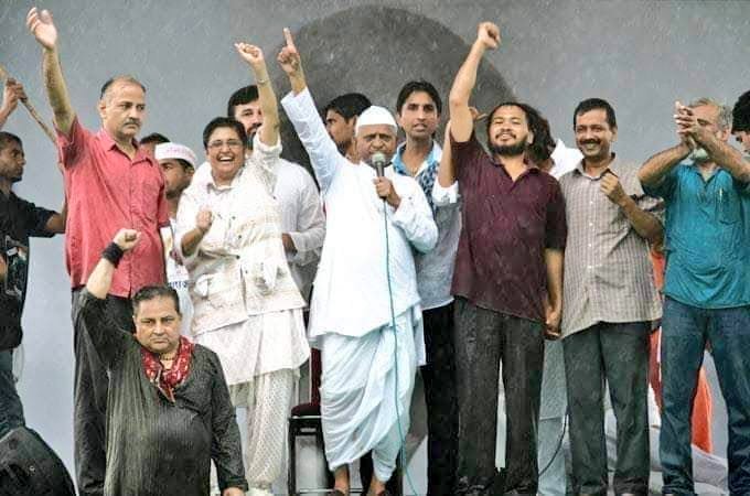 ActivistSandeep's tweet photo. कांग्रेस के खिलाफ RSS के प्रोडक्ट थे इस आंदोलन को चलाने वाले नेता सहमत है तो इतना RT करें की देश तक पहुचें ?

केजरीवाल RSS के एजेंड हैं RT https://t.co/dFSZwz6hyj