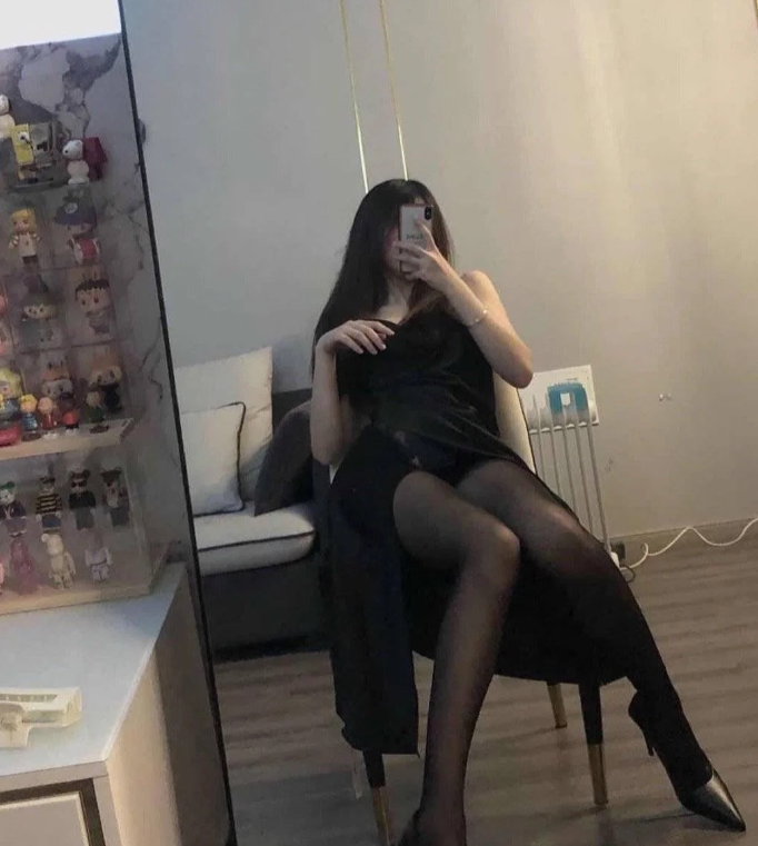 xiaofeng88661's tweet photo. 最近感觉迷恋上了女王这个称呼，跪地为奴，起身为友，从我的脚开始，你想把你的舌头蔓延到哪里呢。 #调教  #招狗狗   #男奴 https://t.co/NESX1OvqtA