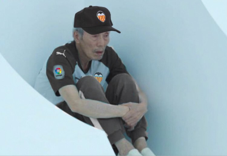 AntiMeriton_'s tweet photo. No me lo puedo puto creer. Qué duro es ser del Valencia CF. 

HONOR A LOS DESPLAZADOS! https://t.co/Thhg3ojGaF