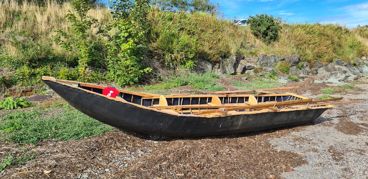 Óró mo bháidín!
Currach resting on Snave beach after an afternoon in Bantry Bay. I played a small part in making this boat a few years ago. Still in good shape. Great to see it getting use. Go raibh míle maith agaibh le <a href="/carraigdulra/">Carraig Dulra</a> agus
@MeithealMara as an tionscadal a eagrú.