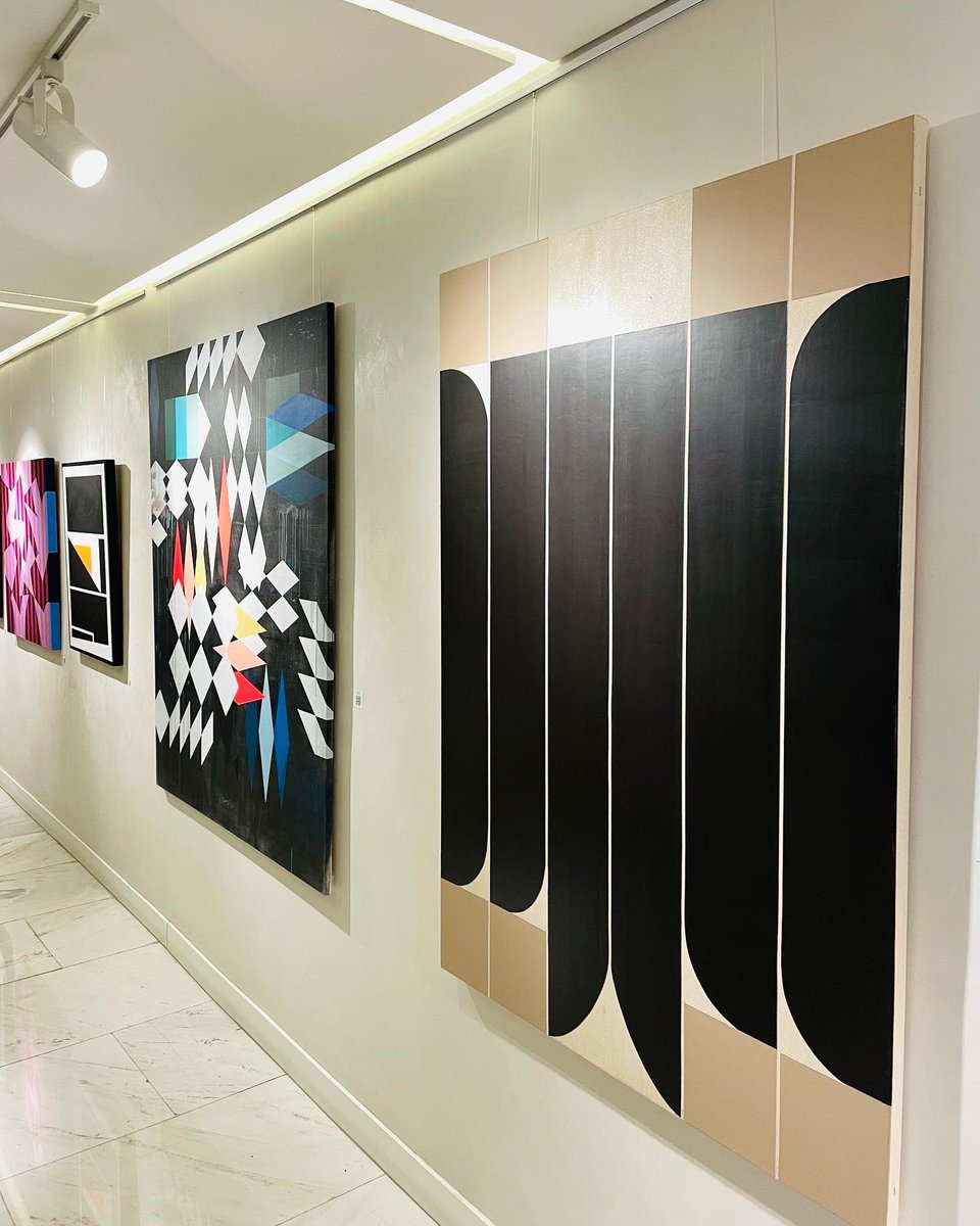 La galería está adentro Hotel Umbral. Y comparte espacio con la Cubo Concept Store y galería 69