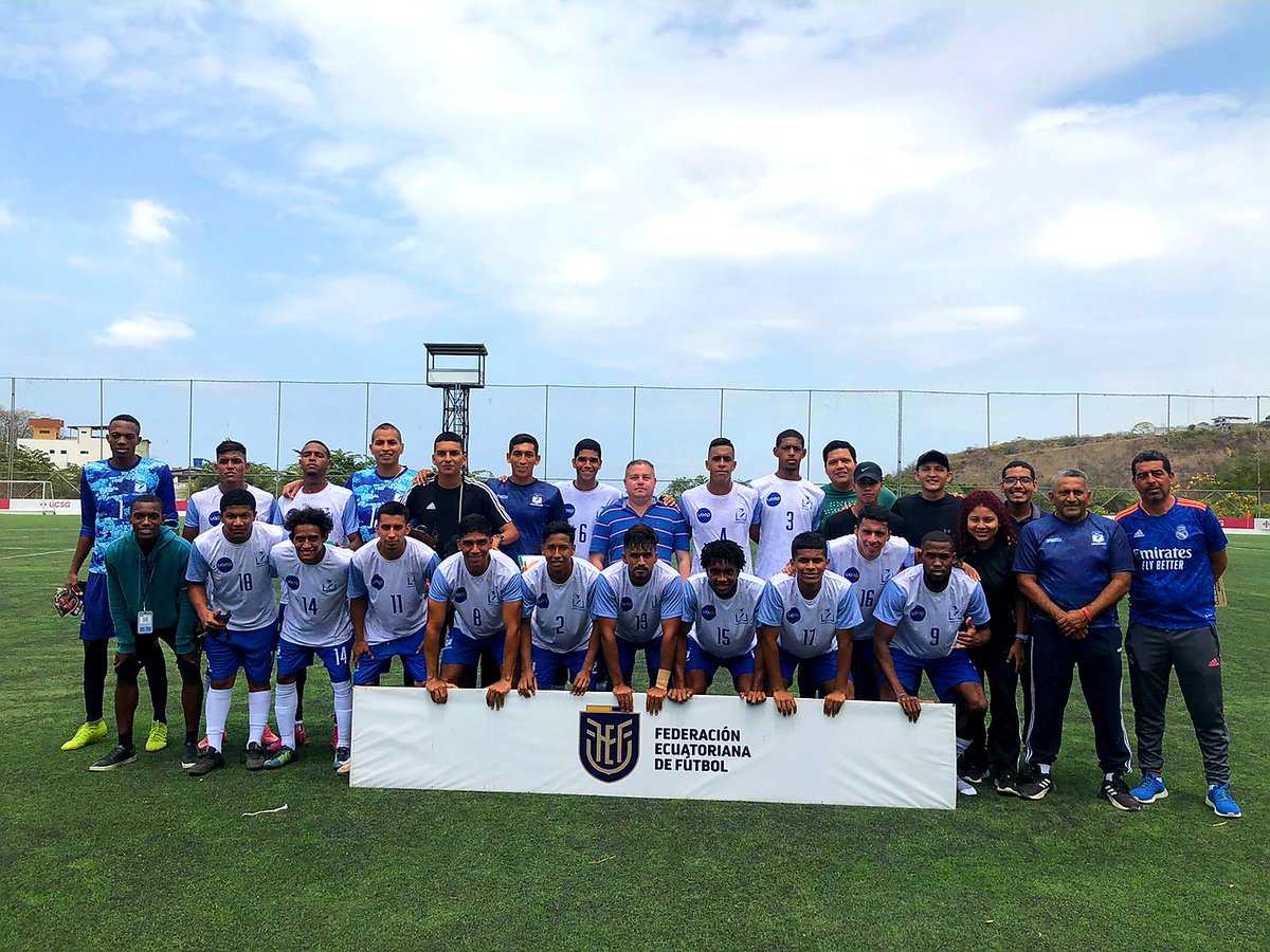 JEFE2018's tweet photo. Felicitaciones a la Selección ⚽️ UG ganó 3 a 0 a la Universidad Laica Vicente Rocafuerte en el Torneo Interuniversitario de Fútbol organizado por la FEF. 👏 https://t.co/jBVZ7FoO12