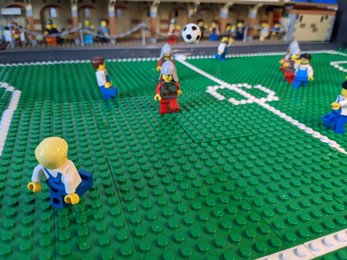 LocoLinkingrad's tweet photo. 79' - Kirkensen looks to find Brikan with a long diagonal https://t.co/3ysBRRTGlR