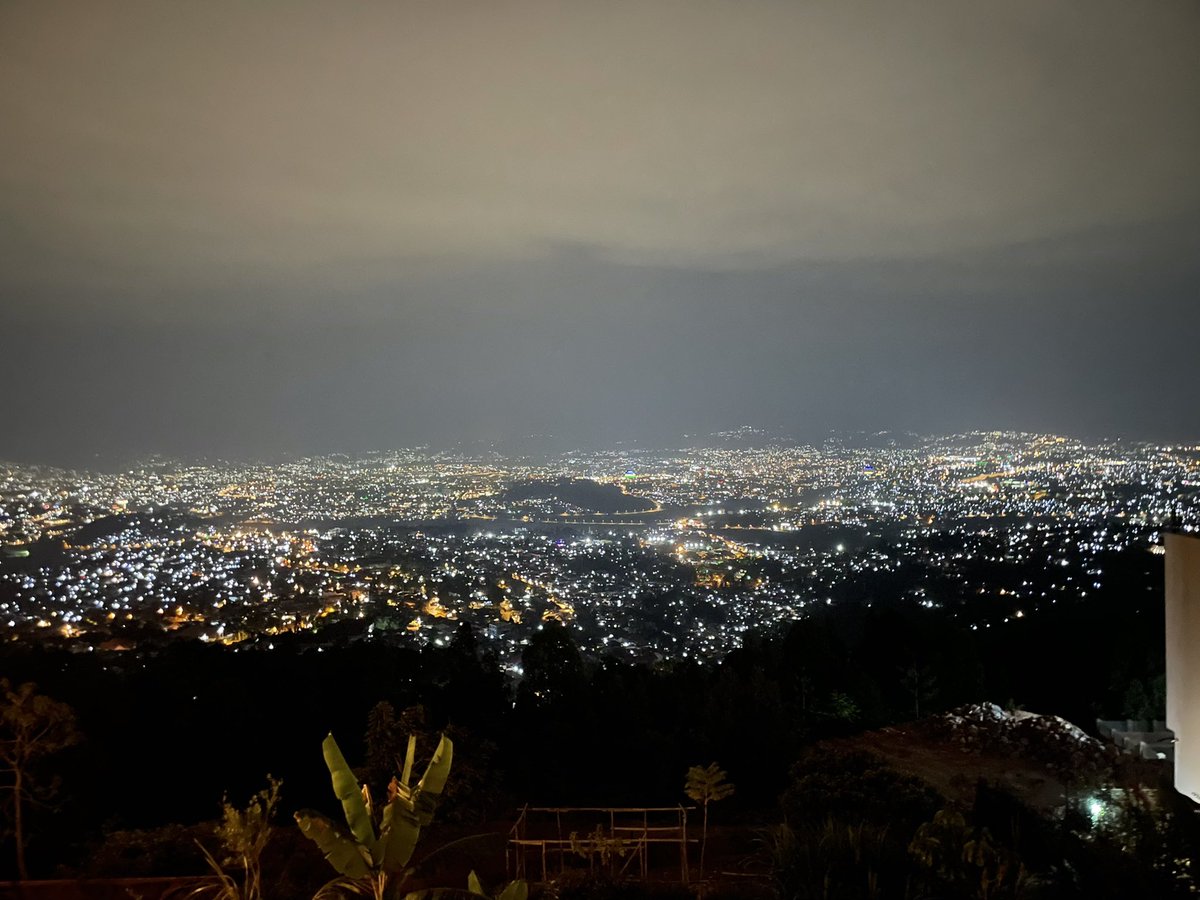 CNkulikiyinka's tweet photo. Genda #Rwanda uri nziza!
Wishing you all a lovely evening!
Bonne fin de week-end!
#VisitRwanda #VisitRwanda 
📍Rebero https://t.co/oEMlFP74Tr