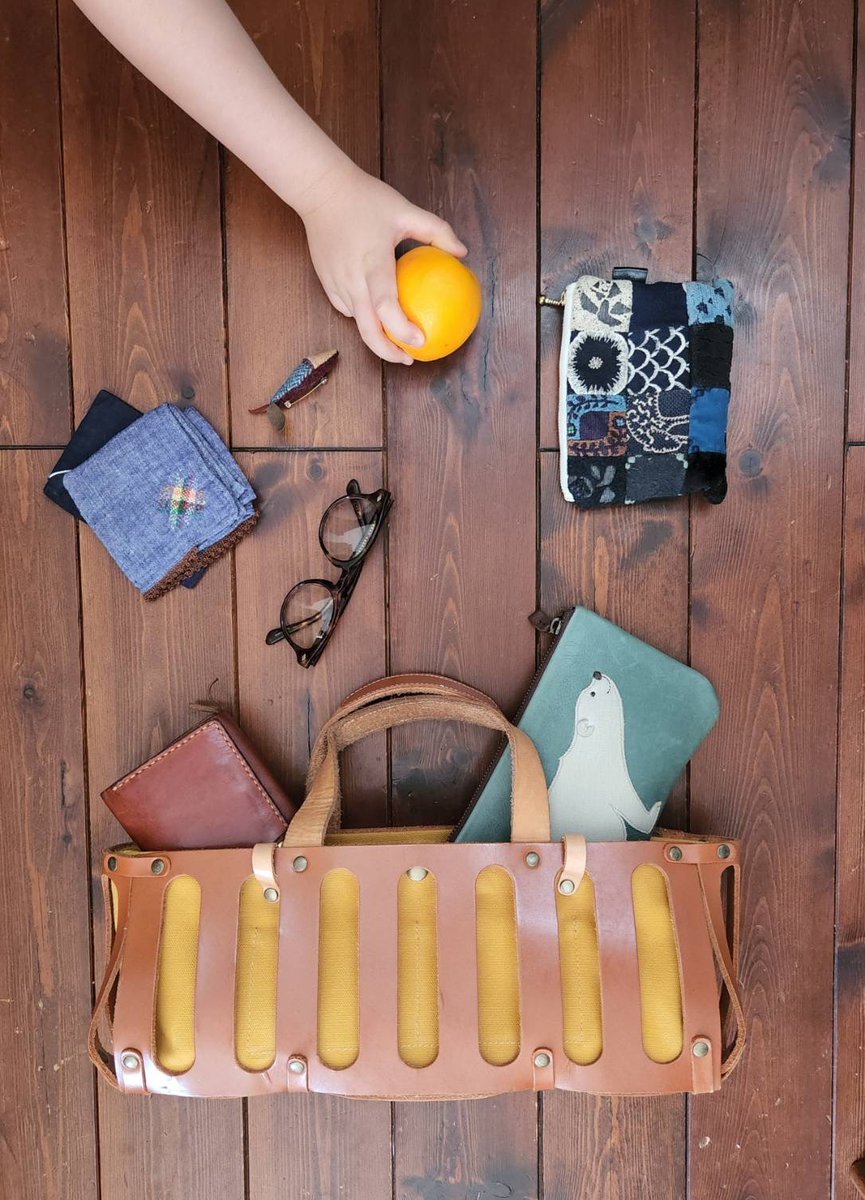 イタリア語で 《小舟》 を意味するBARCHETTA〈バルケッタ〉。横長の可愛らしいサイズですが、これくらい入ります。ちょっとしたお出掛けやお買い物にぴったりなバッグです。