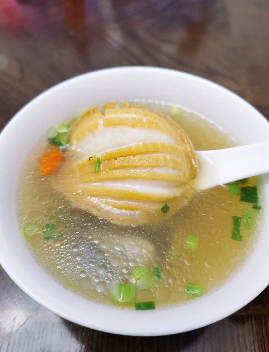 anna37849261's tweet image. I am a hardworking little bee.我是一隻勤勞的小蜜蜂.😀