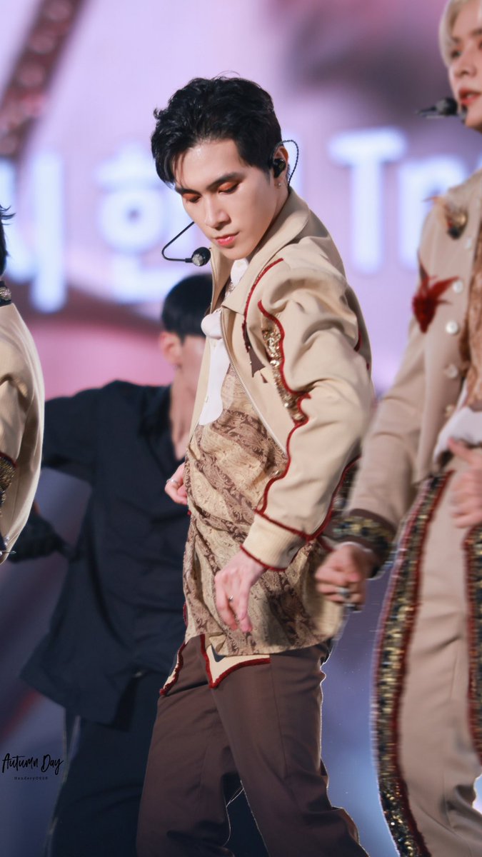 220820 SMTOWN

Cute🥰

#헨드리 #黄冠亨 #威神V #WeiShenV #WayV #HENDERY