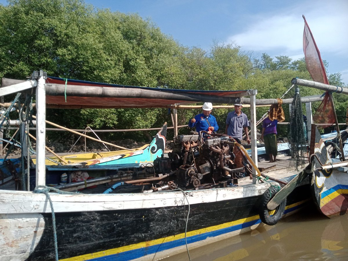 ririn_pi's tweet photo. (Jum'at 19/08),Ririn Dwi,S.Pi Luhkan Kota Pasuruan,Pengukuran Kapal Nelayan Panggungrejo ukuran dibawah 5 GT dlm Pengajuan Kartu E-Pas Kecil bersama Syahbandar
#GiatLuhkanSatminkalBWI
@puslatluhkp
@brsdm_kp
@bppp_banyuwangi
@kkpgoid
#luhlapor
#syahbandarprobolinggo
#paskecil https://t.co/iWEAQTXZwJ