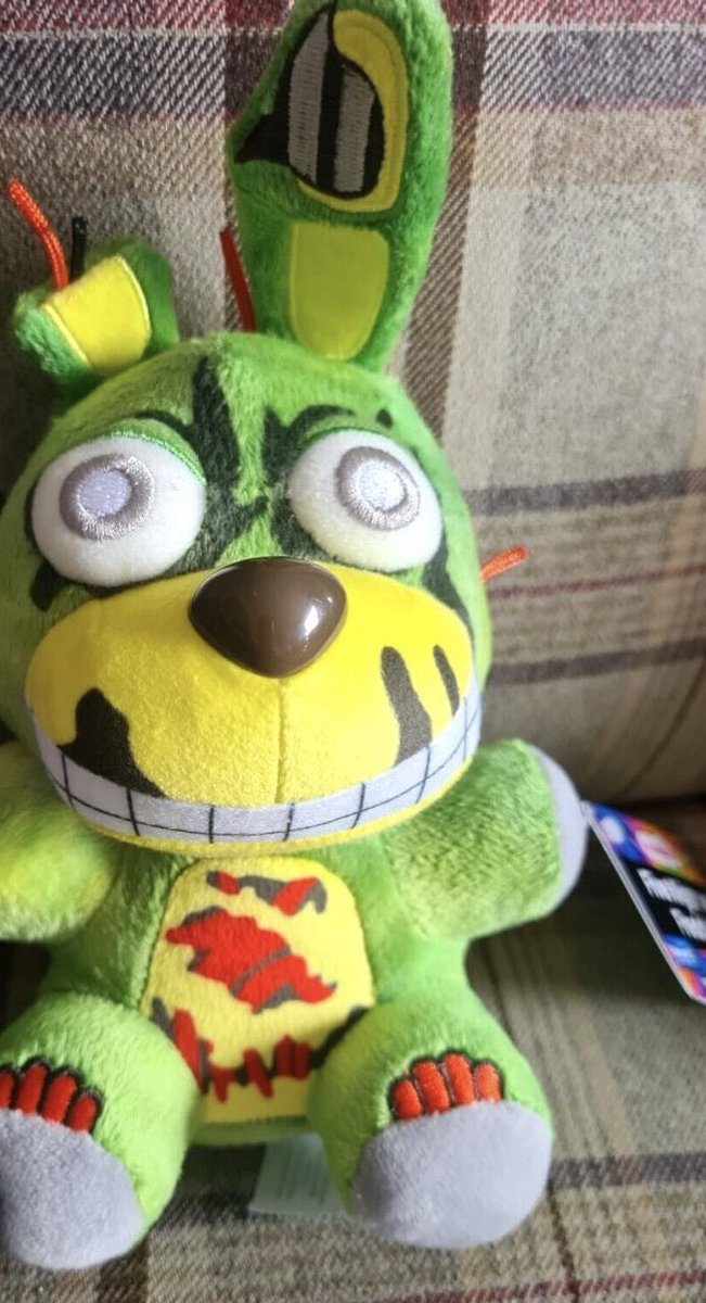 Five Nights at Freddy's Alerts 🏳️‍🌈🏳️‍⚧️ on X: FNaF News: People are  starting to get the Tie-Dye Springtrap plush! Here's our first in person  look at the plush!  / X