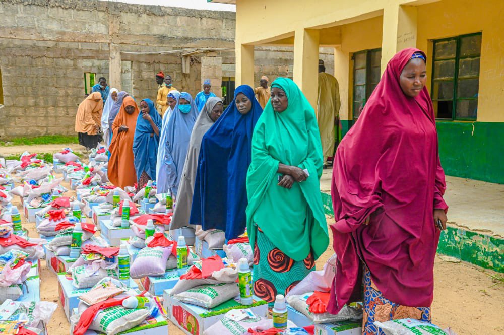 Supporting efforts aimed at revitalizing food production is one of the ways to solve the issue of food insecurity in conflict-affected areas. <a href="/UNDP/">UN Development</a> with support from <a href="/JapanGov/">The Gov't of Japan</a> provided Agric inputs to 500 farmers👩🏾‍🌾 in Jajere community #YobeState to enhance their food production.