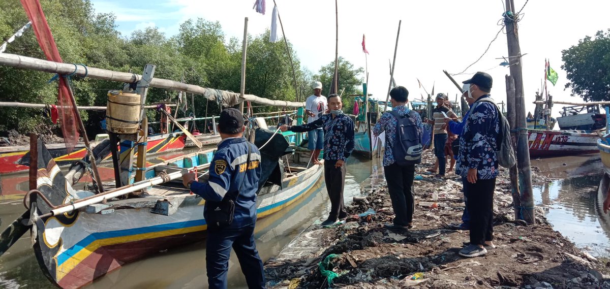 ririn_pi's tweet photo. (Jum'at 19/08),Ririn Dwi,S.Pi Luhkan Kota Pasuruan,Pengukuran Kapal Nelayan Panggungrejo ukuran dibawah 5 GT dlm Pengajuan Kartu E-Pas Kecil bersama Syahbandar
#GiatLuhkanSatminkalBWI
@puslatluhkp
@brsdm_kp
@bppp_banyuwangi
@kkpgoid
#luhlapor
#syahbandarprobolinggo
#paskecil https://t.co/iWEAQTXZwJ