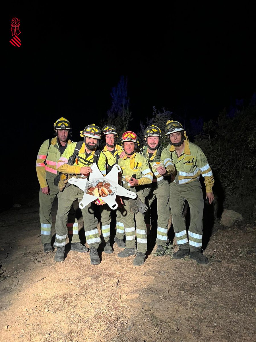 Hoy noche más tranquila, que nos deja tomar un respiro saboreando dulces que nos hacen llegar los vecinos de los municipios afectados del #IFBejis. 
Ahora toca el trabajo menos visible , rematar hasta su extinción. Seguimos 💪🏻 #BomberosForestales