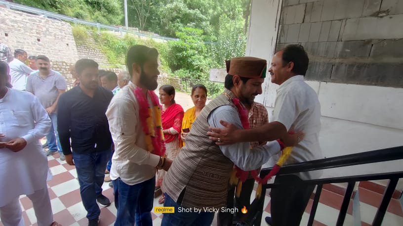 deepaktanwerpro's tweet photo. #परिवर्तन_यात्रा
 हिमाचल प्रदेश काँग्रेस कमेटी के महासचिव  व लोकप्रिय युवा नेता  श्री @VSultanpuri जी  
आज  कसौली विधानसभा के  dhillon बूथ  पर  
अपने परिवार के  साथ  रूबरू हुए 
@abhisultanpuri @kashyap16590
@S49250292Pritam @iycdivyansh @RohitSharma0016
#Mission2022 ✌🏼🇮🇳 https://t.co/W7AhtLDzXL