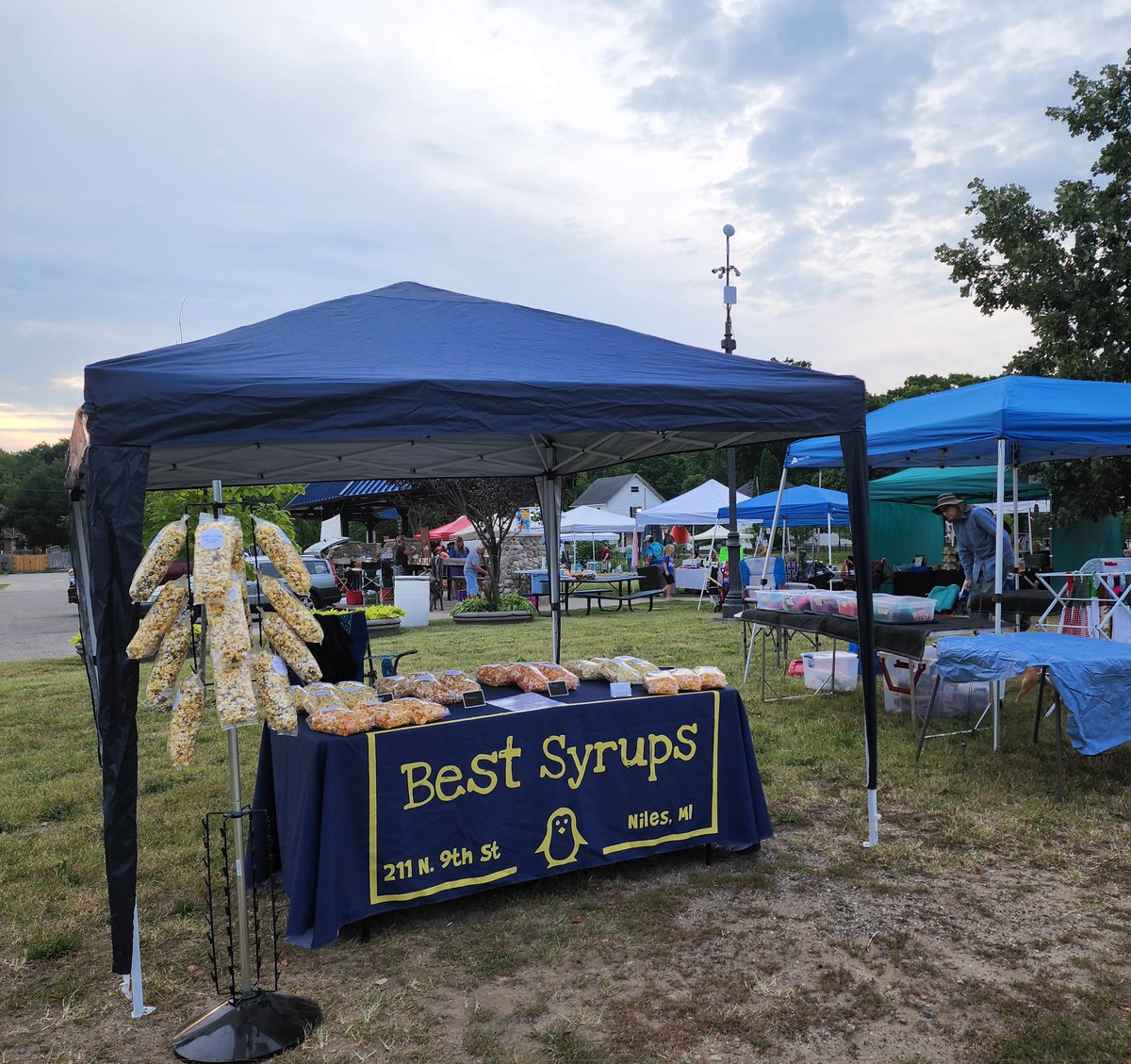 best_syrups's tweet photo. We enjoy being at the Farmers Market in Buchanan! I did fix the rack🤣 #TEAMYME #BestSyrup #FlavorFactory #creatures #CreatureWears #Popcorn #popcornflavors #Fresh #SweetnSalty #sticky #PrettyPartyPop #support #ShopSmall #SupportSmall #Woman #Business #Sales #farmersmarket #Mi https://t.co/4sdnyhlqxq