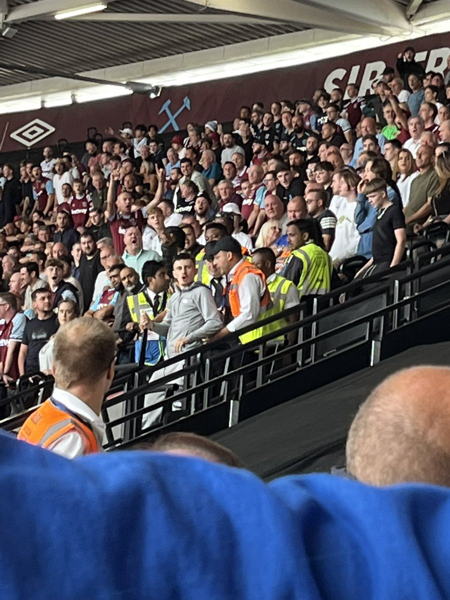 AgainSlightly's tweet image. Tracksuit’s going home!! 🤣 #bhafc @NorthStandChat @OfficialBHAFC