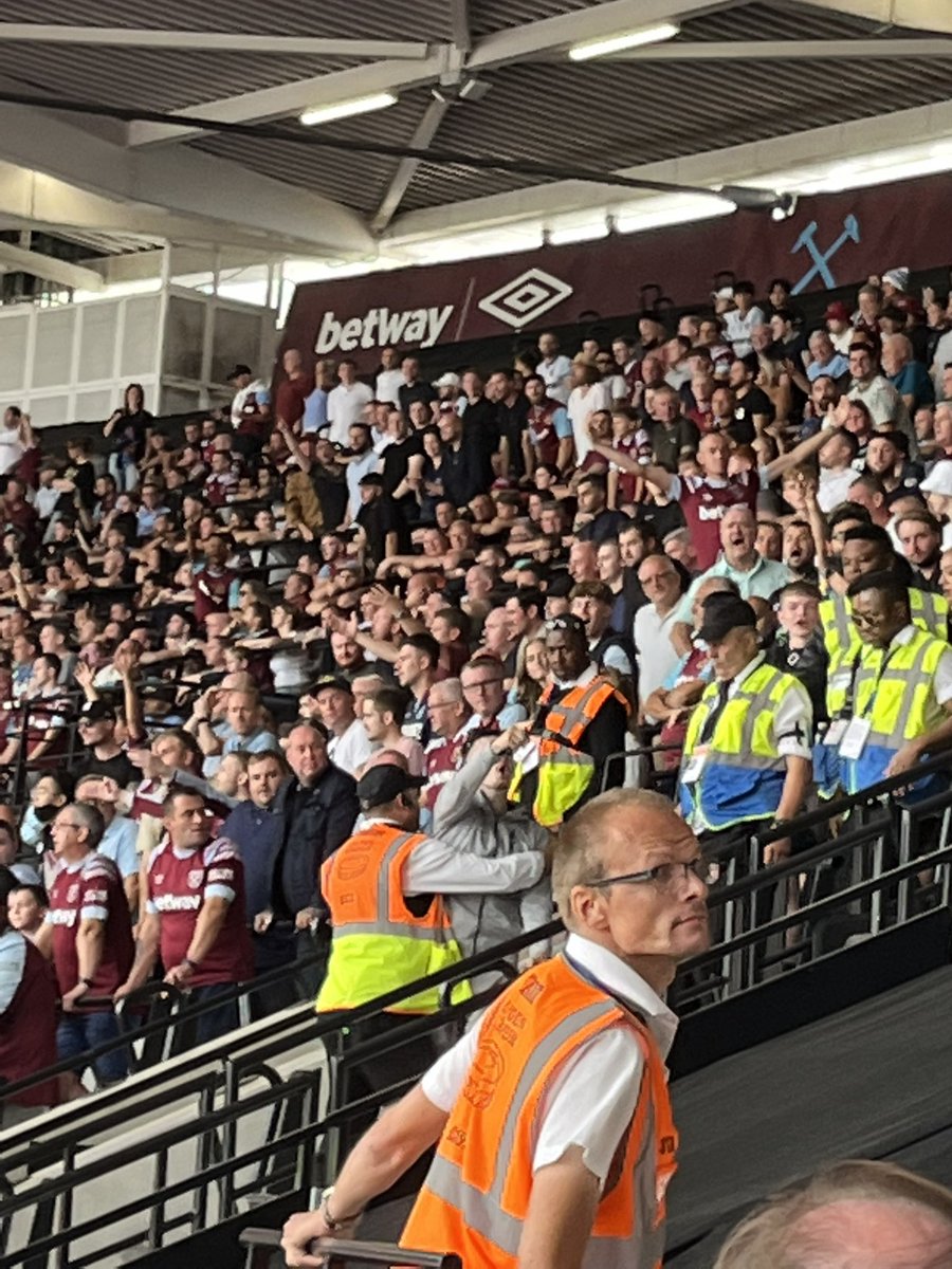 AgainSlightly's tweet image. Tracksuit’s going home!! 🤣 #bhafc @NorthStandChat @OfficialBHAFC