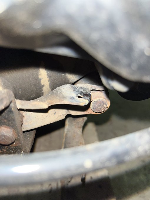 作業終わりに、DIOの作業。
センタースタンドのバネ固定用の穴が、経年で、擦れて広がってバネが緩だようになってたので、溶接。
バネもヘタってるのかな😭。 