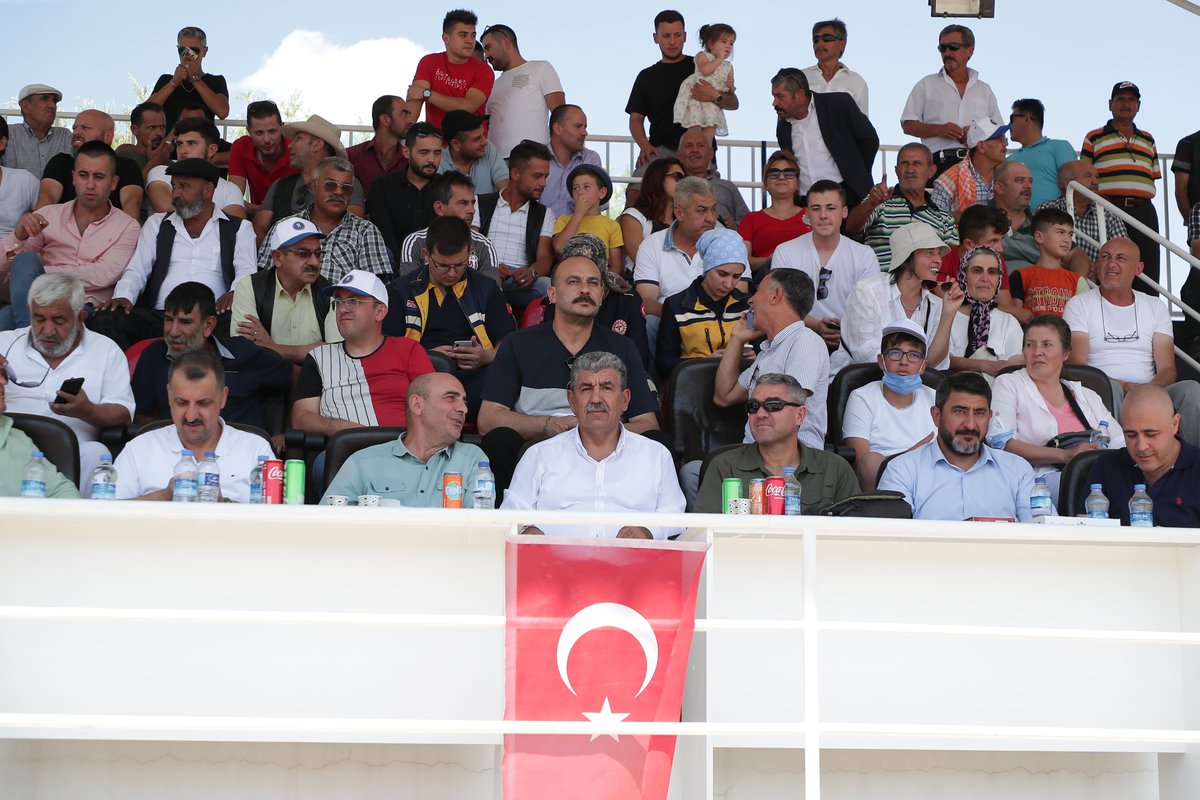 kutahyabel's tweet photo. RAHVAN AT YARIŞLARI YOĞUN İLGİ İLE İZLENDİ
Kütahya Belediyesi ve Türkiye Geleneksel Spor Dalları Federasyonu Germiyan Atlı Spor Kulübü işbirliğinde düzenlenen Rahvan At Yarışları büyük mücadelelere sahne oldu. 🏇
#rahvan #rahvanatyarışı #yüzüncüyıl #kütahyabelediyesi https://t.co/1BZwMICEGy