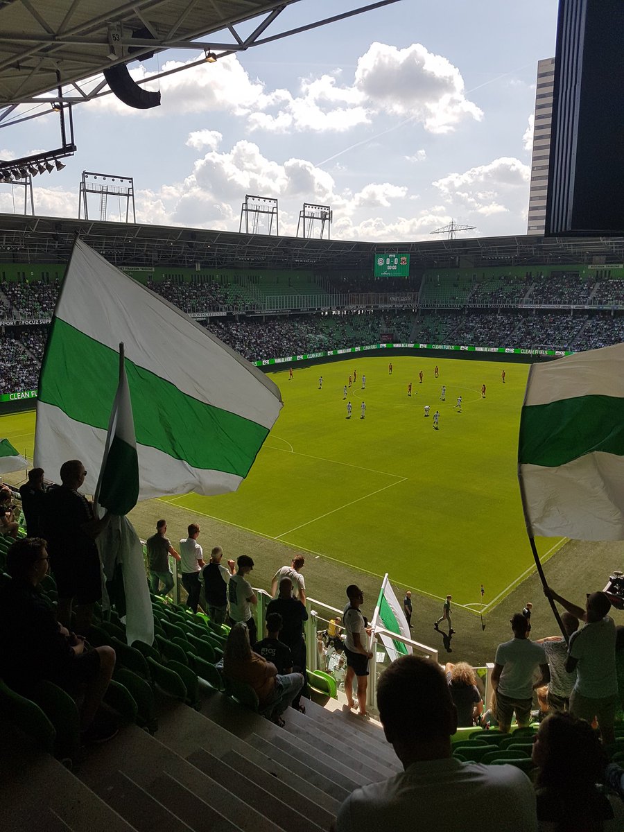 Genant slecht voetbal van beide ploegen. Om de boel vlak voor tijd te forceren kan de trainert van kowet alleen nog een afgekeurde linksback als aanvaller inbrengen. Zorgelijk. #grogae #kowet