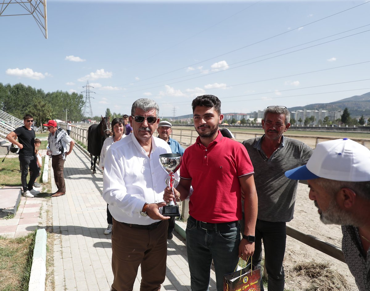 kutahyabel's tweet photo. RAHVAN AT YARIŞLARI YOĞUN İLGİ İLE İZLENDİ
Kütahya Belediyesi ve Türkiye Geleneksel Spor Dalları Federasyonu Germiyan Atlı Spor Kulübü işbirliğinde düzenlenen Rahvan At Yarışları büyük mücadelelere sahne oldu. 🏇
#rahvan #rahvanatyarışı #yüzüncüyıl #kütahyabelediyesi https://t.co/1BZwMICEGy