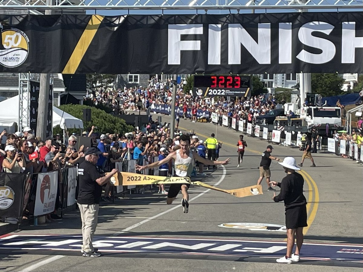 The Mayor of Falmouth, @bennyflanagan, wins this THIRD @FalmouthRR in 32:23 (unofficial). The 2018 and 2021 champ kicked hard to take the crown and last year’s runner-up Biya Simbassa repeats for 2nd as well.