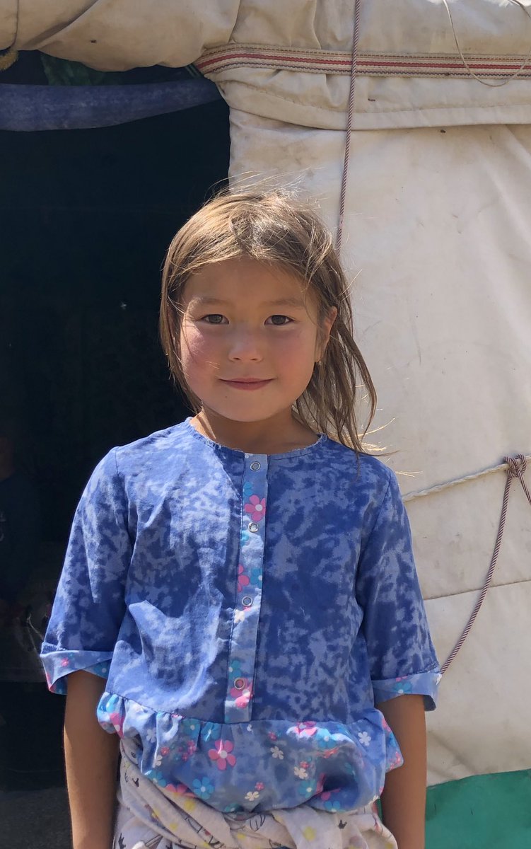 anatoliacaracal's tweet photo. Kırgızistan’ın elektriksiz dağlarında bir Kız Bala. Adı Şahmira. 4 yaşındaki kızımla anlaşarak oynadılar. Anadolu Türkçe’sindeki yabancı kelimeleri atıp, öz Türkçe’yi Ege ve Batı Toros şivesi ile genizden konuşarak, Y yerine C harfi koyunca Kırgızlar ile anlaşmak zor değil… https://t.co/9WLB9S188j