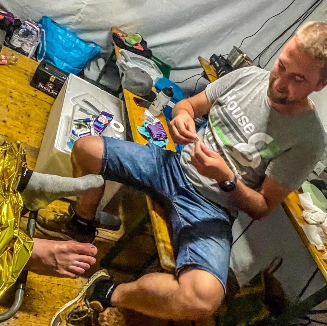 MichalMoch87's tweet photo. Adrian Kostera przebiegł już ponad 292 km. Na zdjęciu widzimy jak wyglądają stopy Adriana. Pomaga mu i jest w jego teamie Konrad, który nie ma doświadczenia w tego typu sprawach ale również on dzielnie walczy i mu pomaga na trasie. 

#teamKostera #kosterateam #AdrianKostera https://t.co/rKPtQEEYv7
