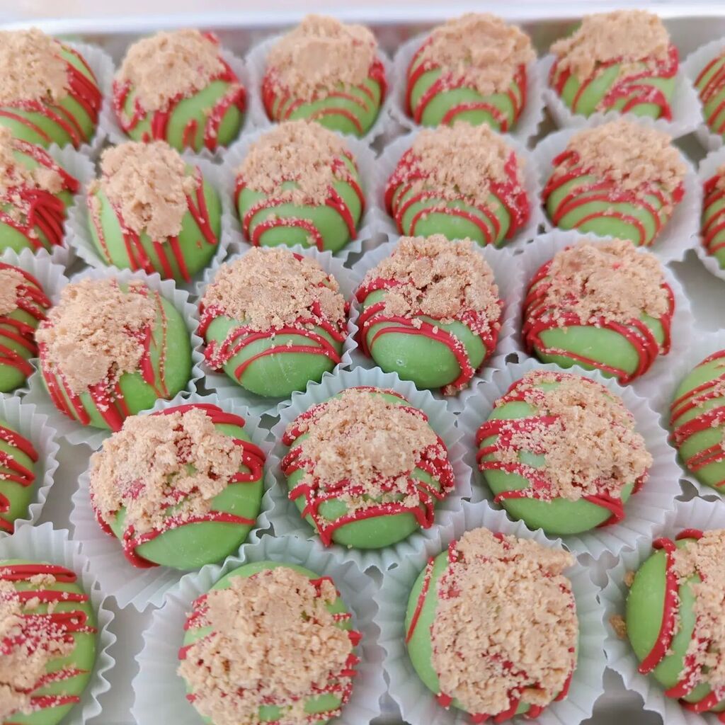 Double_Crumbs's tweet photo. Cake and cookies for school! Apple crumb, raspberry almond, triple white chocolate, Samoa, and giant cookies #shopsmall #dessert #cakepops #northernva https://t.co/HRgGL8YoS1 https://t.co/DvUjveGuhR