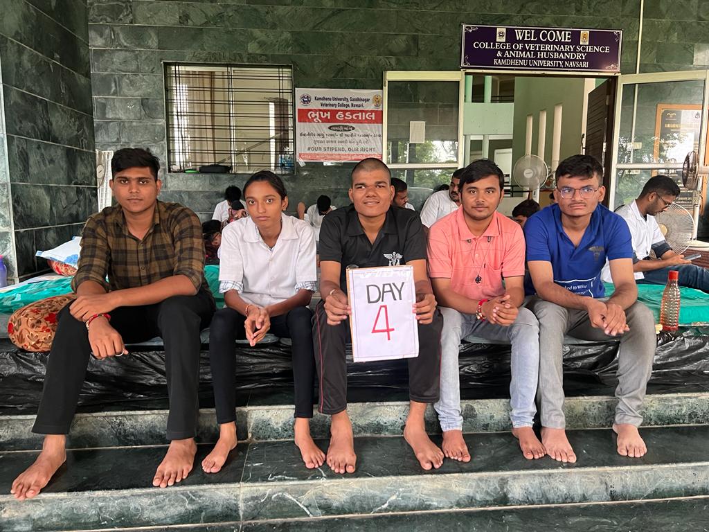 નવસારી વેટેરનરી કોલેજ ના વિધાર્થીઓનાં ભૂખ હડતાળનો ૪ થો દિવસ થયો છે. આ પરથી એવું લાગે છે કે સરકારને ગુજરાતના ભાવિની કોઈ ચિંતા જ નથી. પણ આ ભાવિ હવે પોતાનો હક લીધાં વગર ઉભું થશે નહીં.
#hungerstrike 
#increase_Guj_Vet_Stipend 
#guj_vet_union 
<a href="/CMOGuj/">CMO Gujarat</a> <a href="/RaghavjiPatel/">Raghavji Patel</a> <a href="/KanuDesai180/">Kanu Desai</a>