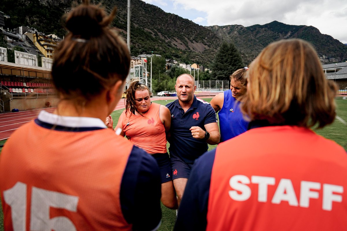😁 Deux journées de travail avec le staff du #XVdeFrance ! #RWC2021