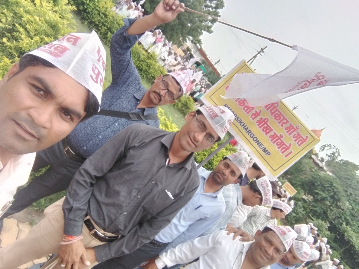 Sundar2556's tweet photo. आज पुरानी पेंशन के लिए SDM कार्यालय कसरावद में श्री परमानंद जी डहेरिया प्रांताध्यक्ष के नेतृत्व में रेली निकालकर ज्ञापन सौंपा गया।
#PMOIndia 
#ShivrajSinghChouhan 
#aajtak 
#cmomadhyapradesh https://t.co/HuqeRhjvQv