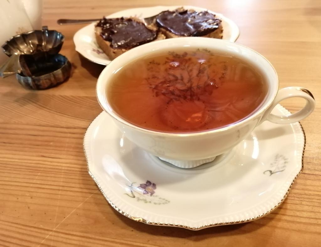 deceiving_elf's tweet photo. Time for tea โโค๏ธ๐ #selfcaresunday #teaandtreats #darjeeling #bananabread #vintageteaware #comfytime https://t.co/QN5C0lC3wz