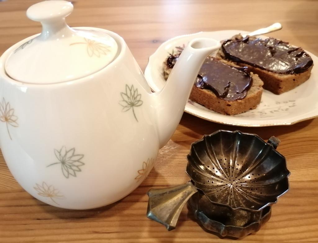 deceiving_elf's tweet photo. Time for tea โโค๏ธ๐ #selfcaresunday #teaandtreats #darjeeling #bananabread #vintageteaware #comfytime https://t.co/QN5C0lC3wz