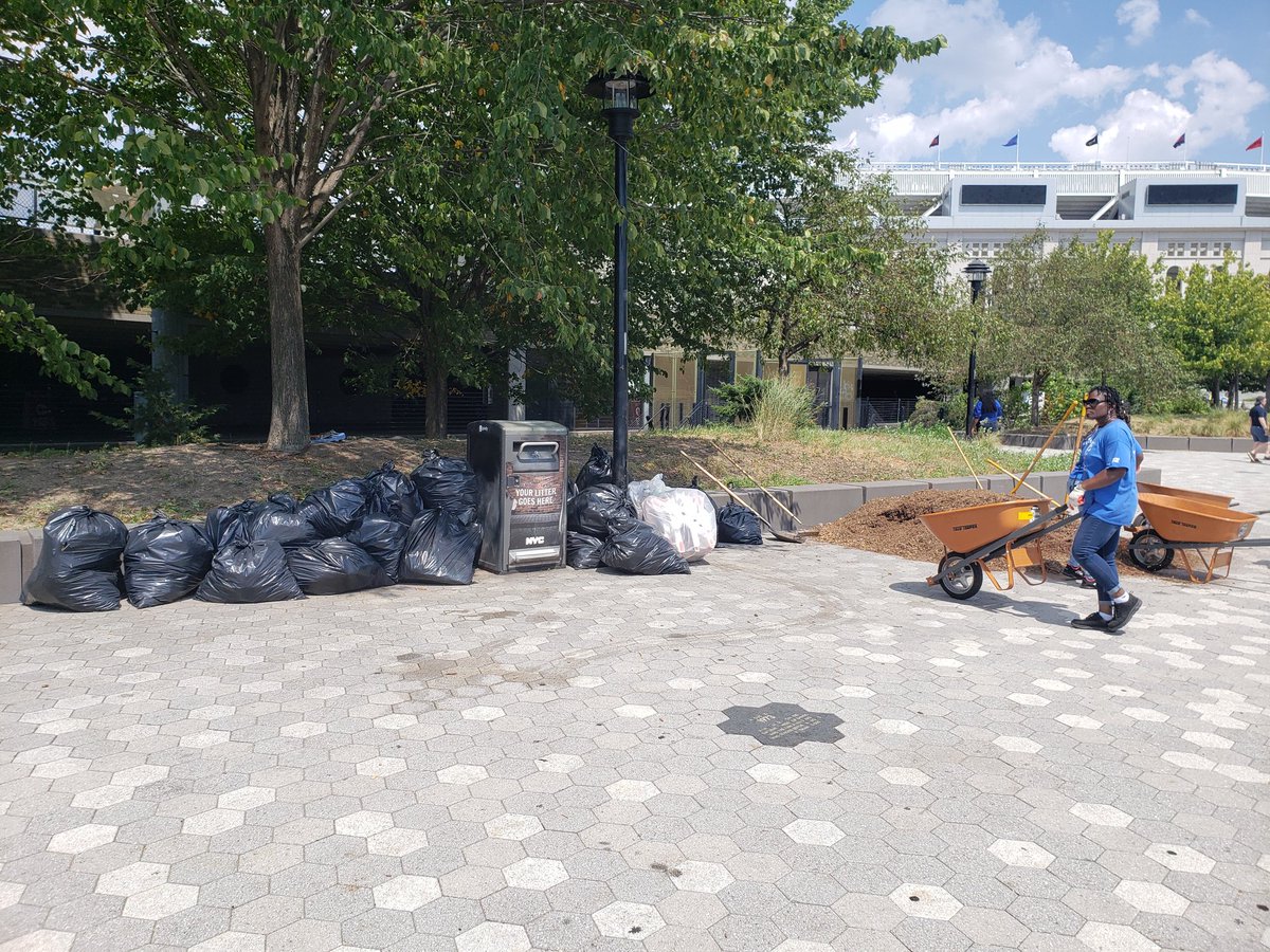 Friendsof4Parks's tweet photo. Thanks to all our volunteers that came out in the heat 🌞 and on a @Yankees game day to clean up Macombs Dam Park and mulch trees to support a clean and green park 🌳🌳 https://t.co/ADvsRxk0mT