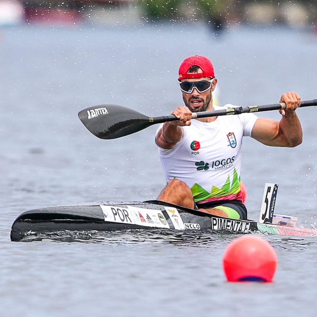 CAMPEÃO DA EUROPA 🥇
Fernando Pimenta conquista a medalha de ouro na prova de K1 5000 metros no Campeonato da Europa de Canoagem em Munique.
Saiba mais em app.equipaportugal.pt e selecione os seus atletas favoritos para receber notificações.
#COPortugal
(foto: FPCanoagem)