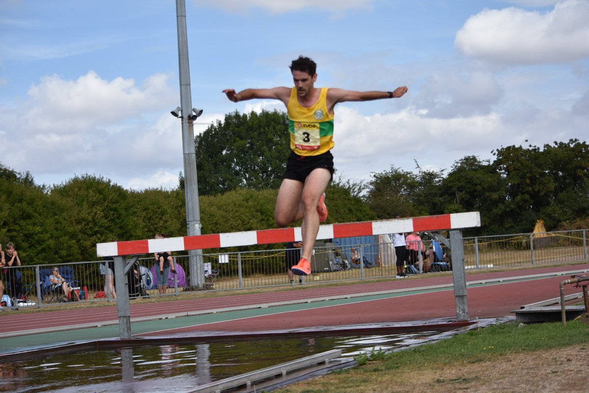 Nat_Ath_League's tweet photo. Nick Hardy (9:59.28) was a comfortable winner of the match 1 steeple. Scott Thomas completed a Chelmsford 1-2 when pipping Tonbridge's Mike Ellis in the last few metres.
#nalchamp https://t.co/XXDAZ0Oko6