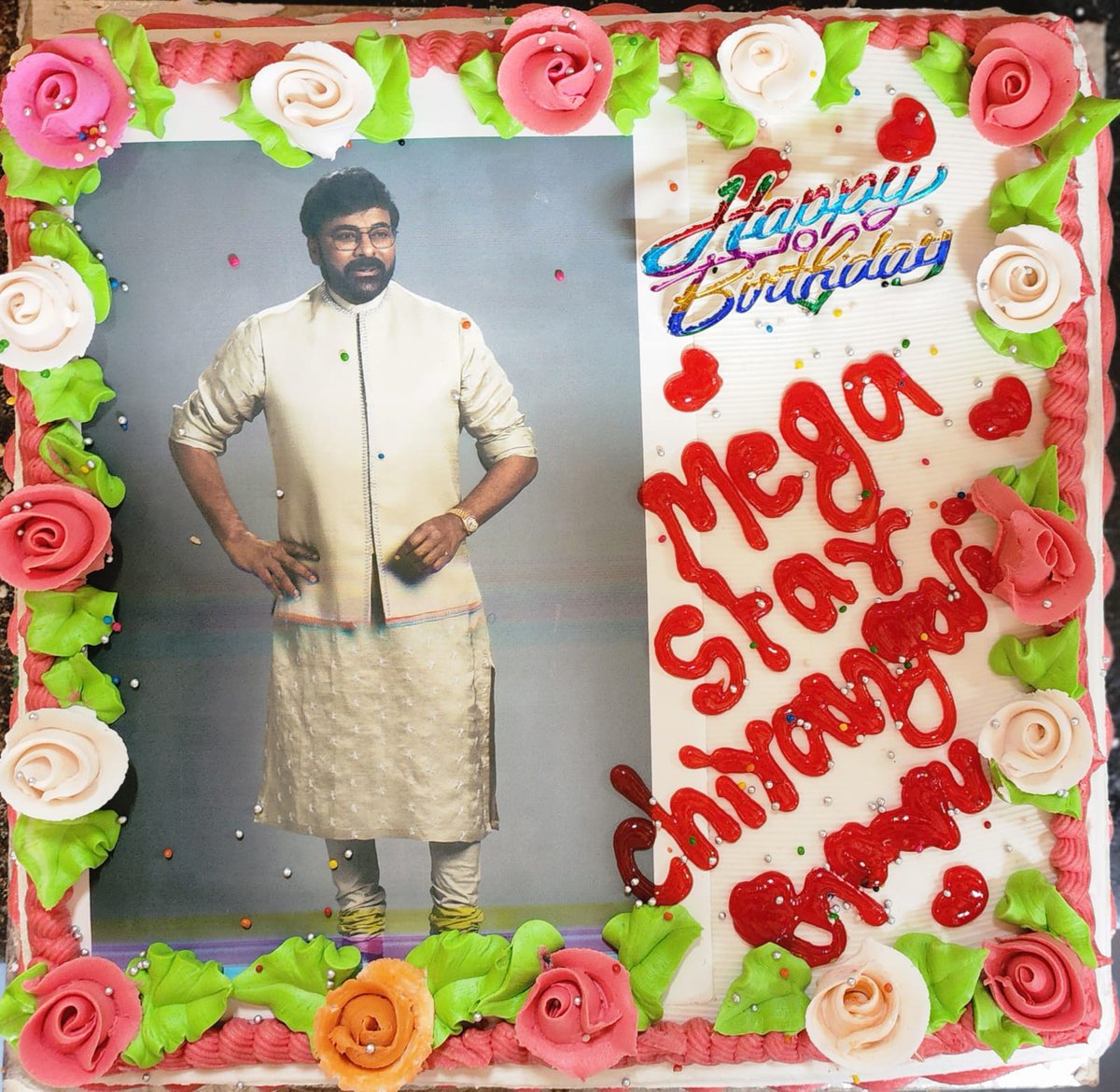 EluruMega's tweet photo. పద్మభూషణ్ మెగాస్టార్ చిరంజీవి గారి పుట్టినరోజు వేడుకల్లో భాగంగా ఈరోజు పత్తేబాధ రైతుబజార్ వెనక వృద్దాశ్రమంలో మధ్యాహ్నం కేక కటింగ్ మరియు అనదనం  కార్యక్రమం నిర్వహించడం జరిగింది ఇందులో ఏలూరు చిరంజీవి యువత అధ్యక్షులు శానం శ్రీ రామ కృష్ణ మూర్తి , వరుణ్ తేజ్ ఫ్యాన్స్ అధ్యక్షుల కట్టా అది https://t.co/xvpeS0uriF