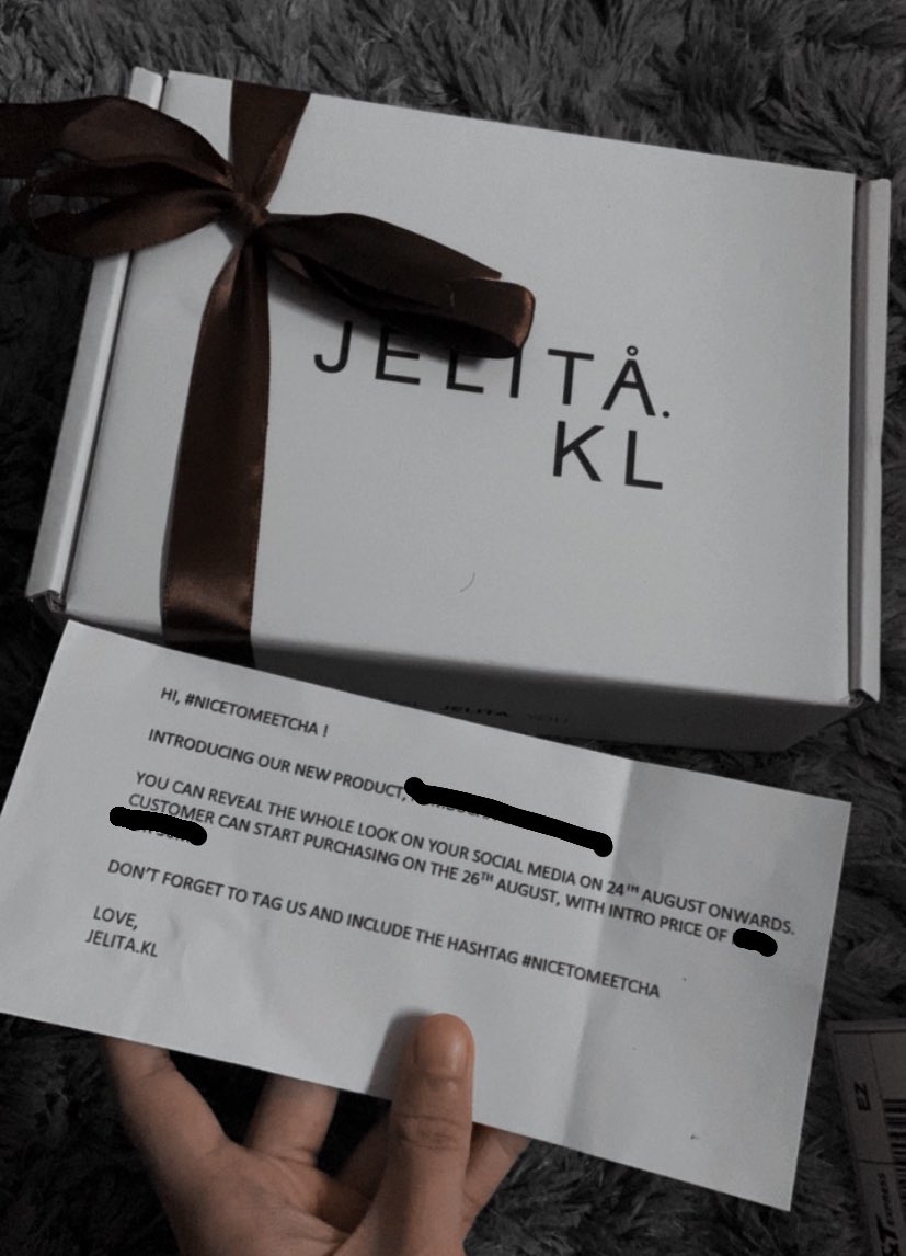 sunflwrsuu's tweet photo. SIAPA EXCITED?!!!🤩

honestly, i sentiasa hype @jelitaklHQ sebab product dorang MEMANG BEST. i dahla jenis memilih!!

and remember how they helped me during my breakout phase… so i memang excited gila nak share kat korang!!! tunggu tauuu🫶🏻 #nicetomeetcha https://t.co/czNcVANS7h