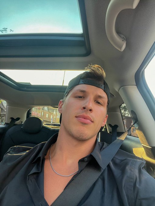 like this if you&rsquo;d kiss me https://t.co/h8ymLWRRjz