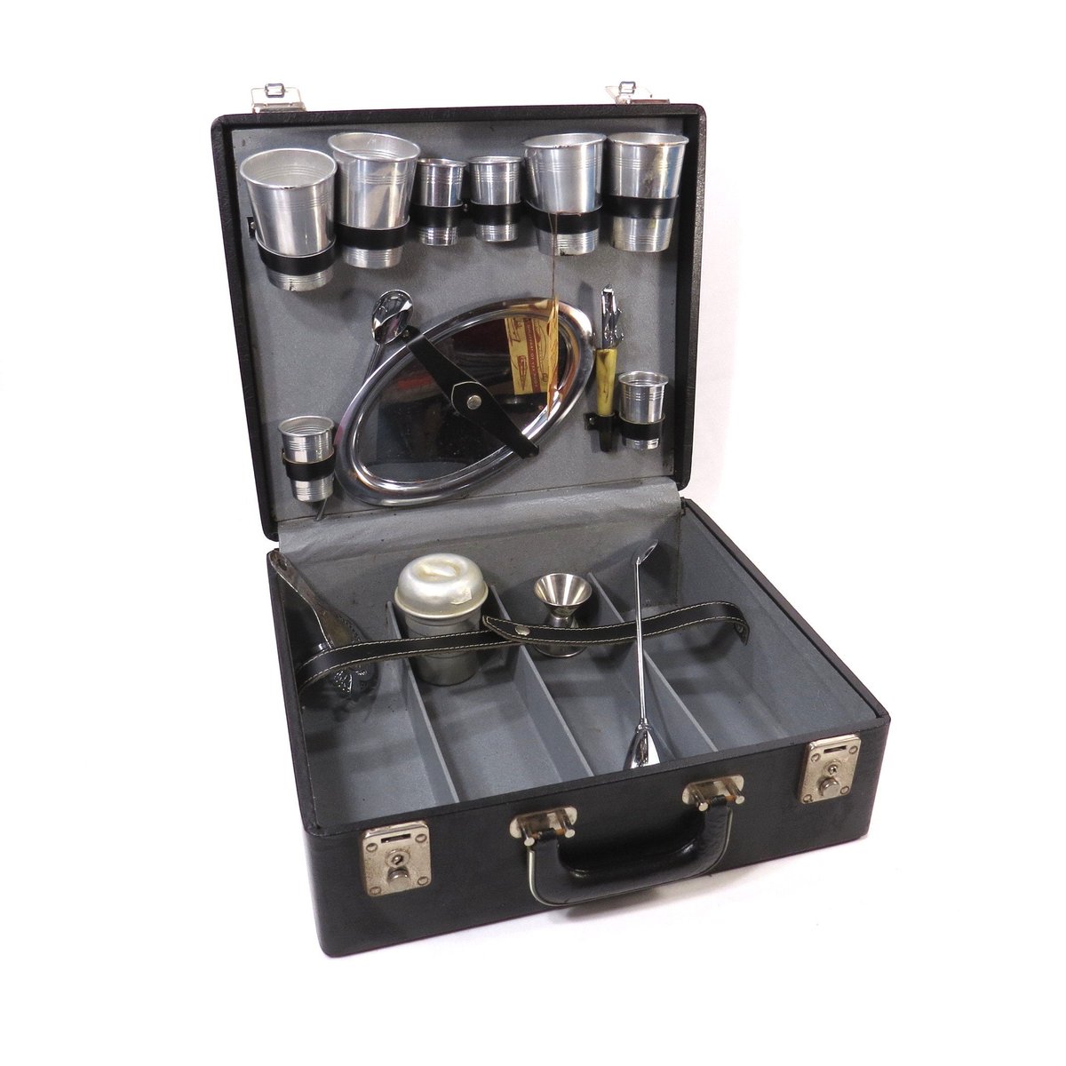 VintCreekside's tweet photo. Vintage Trav-L-Bar by Ever-Wear Retro Portable Travel Bar Alcohol Case Picnic Suitcase Lockable Case with Key https://t.co/GUz7IGMumf #etsy #travelbar #portablebar #mixology #midcentury #1970s #gentlemansbar #suitcasebar #tailgatebar https://t.co/jLtZ3mDKGa