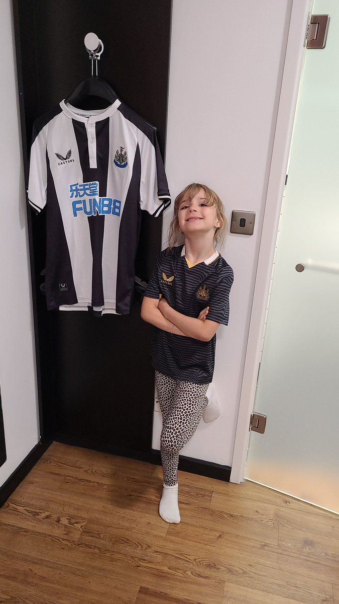 runner_dj's tweet image. Finally checked into the hotel and Olivia has already settled down to watch Marmaduke. The game is at 4.30! #nufc #nufcfans #firsttime #NewcastleUnited