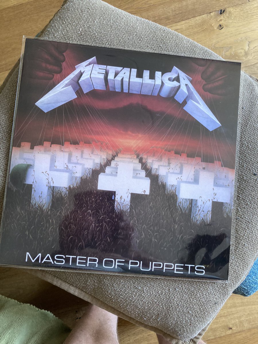 Platenspeler maar weer van zolder gehaald, dochter lief komt net met een presentje van de platenbeurs in Hilversum thuis #vinyl #Metallica 🤘🤘