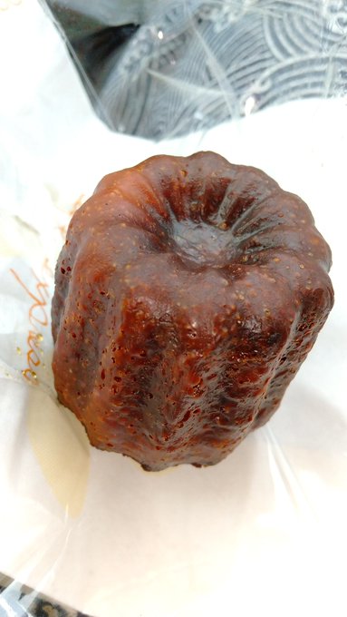 昨日、友達とご飯行った時に寄って貰って買ったカヌレ(๑'ڡ`๑)
僕、カヌレ大好きなのでカヌレの味と食感にはちょっとうるさいですw
最近ブームらしく、売ってるお店増えて嬉しい♪ 